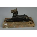 ART DÉCO - SKULPTUR: "Liegender Hund" / art déco sculpture: "Lying dog", bronzierter Zinkguss auf