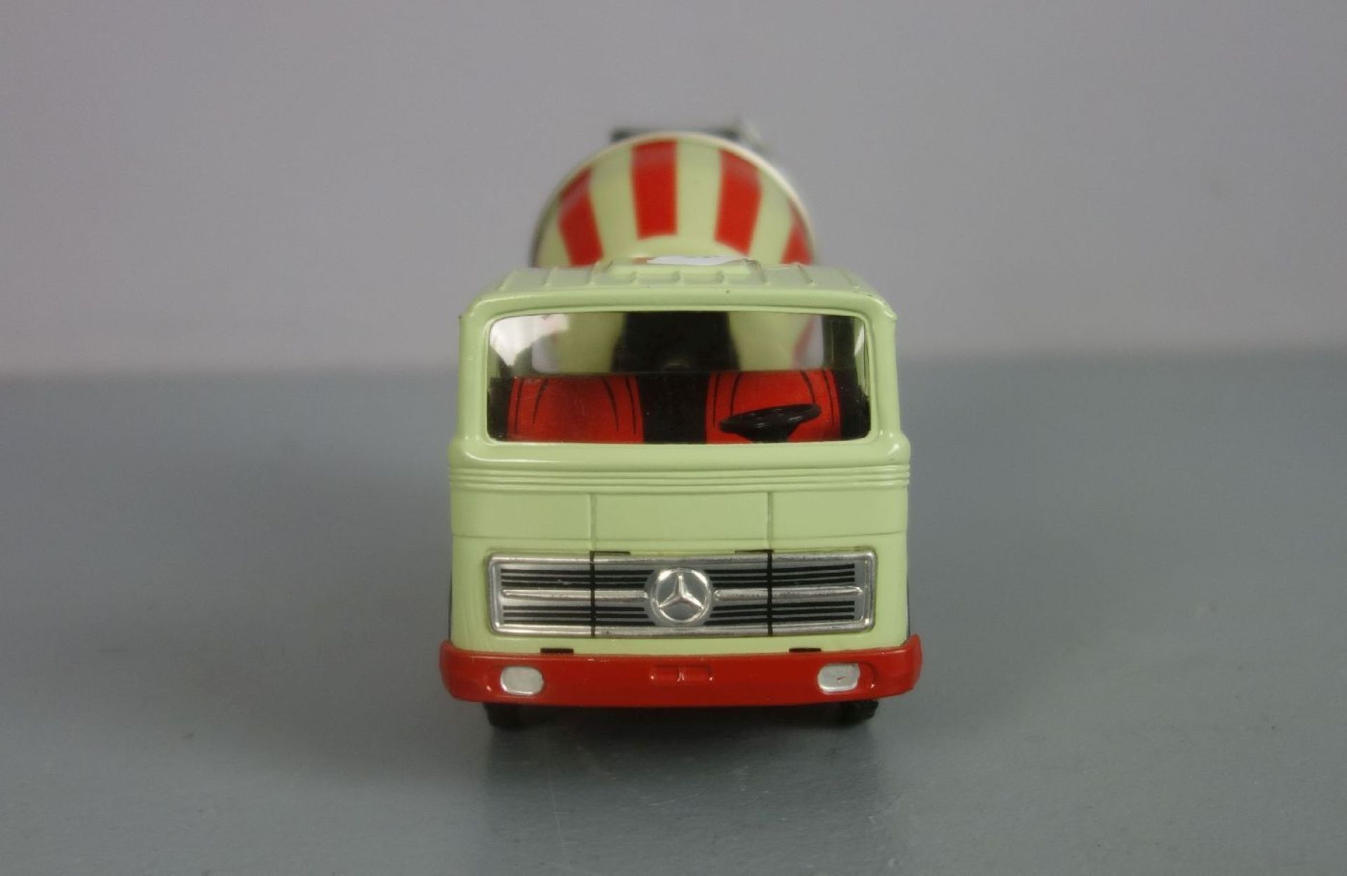 BLECHSPIELZEUG / FAHRZEUG: Betonmischer / Mercedes Betontransporter / tin toy truck mixer, Mitte 20. - Bild 2 aus 4