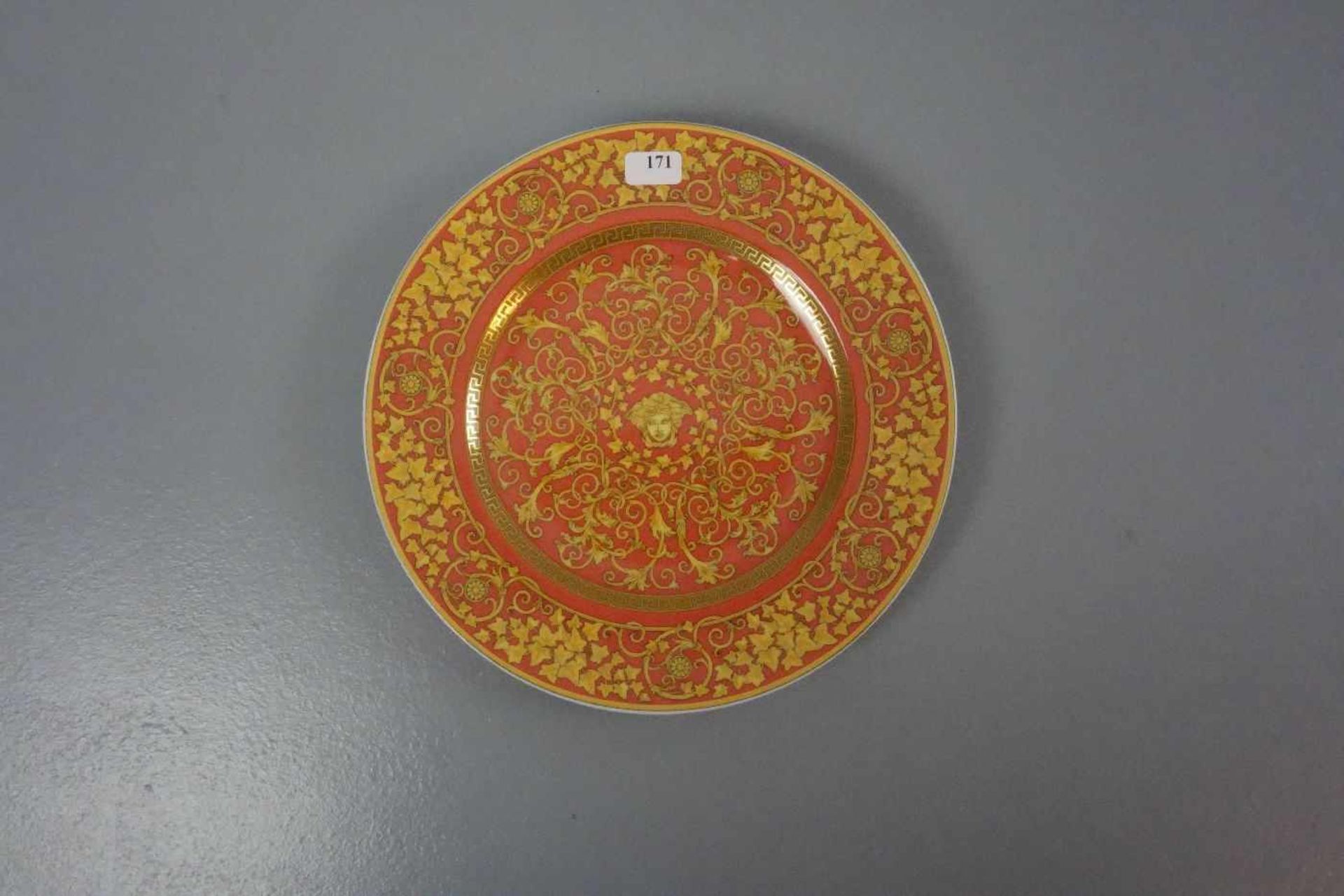 VERSACE - TELLER / plate, Porzellan, Manufaktur Rosenthal, Dekor "Floralia Medusa Red" mit