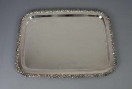 TABLETT / tray, versilbertes Metall (ungemarkt), Mitte 20. Jh.; rechteckige und eckgerundete Form
