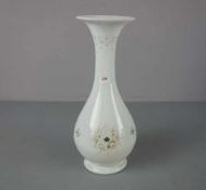 BIEDERMEIER - VASE, um 1930, Opalinglas mit Goldmalerei und Cabochonbesatz. Balusterform mit