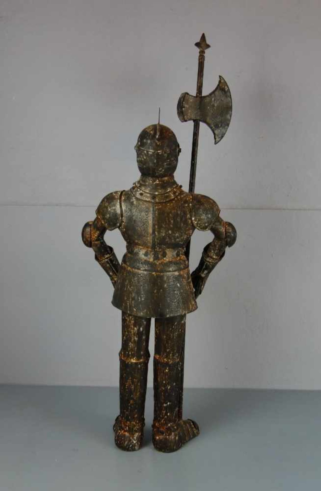 SKULPTUR: "Ritter / Ritterrüstung mit Hellebarde", bronziertes Eisenblech, Brustpanzer dekoriert mit - Bild 3 aus 4