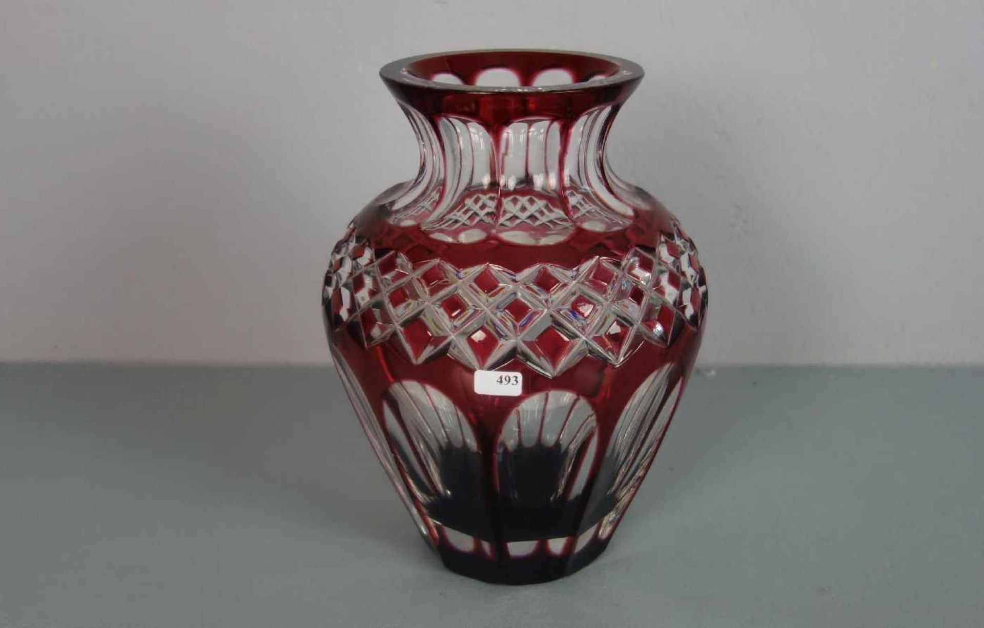 VASE, Bleikristall, rot lasiert, Mitte 20. Jh.; Balusterform mit geschliffenem Dekor, unter dem