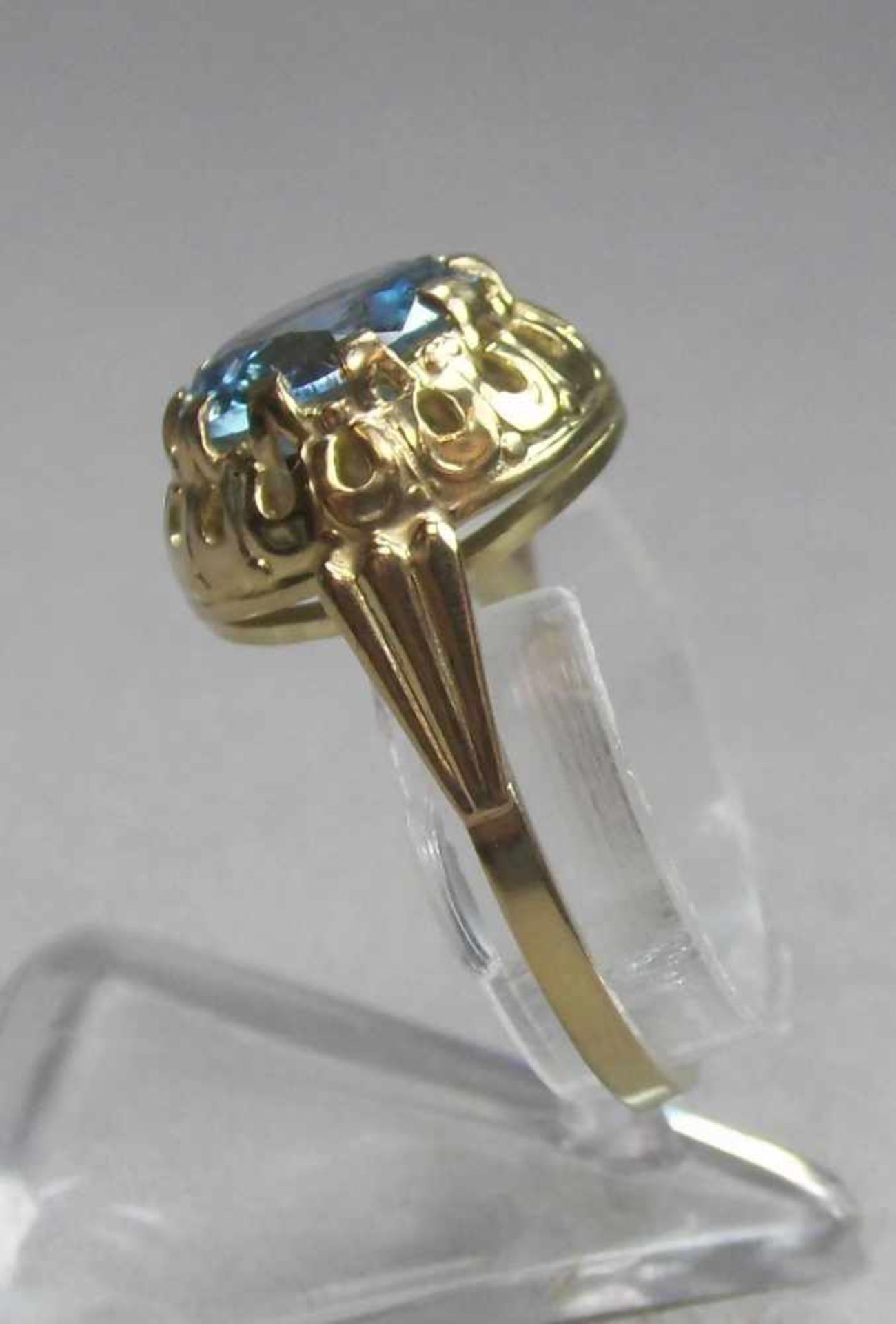 RING, 333er Gelbgold (3,1 g), mittig besetzt mit großem hellblauem Edelstein. Ringschiene gemarkt " - Bild 4 aus 6