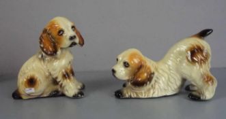 PAAR KERAMIKFIGUREN "HUNDE" / ZWEI HUNDEFIGUREN / two ceramic dogs, Keramik, 20. Jh., ungemarkt,