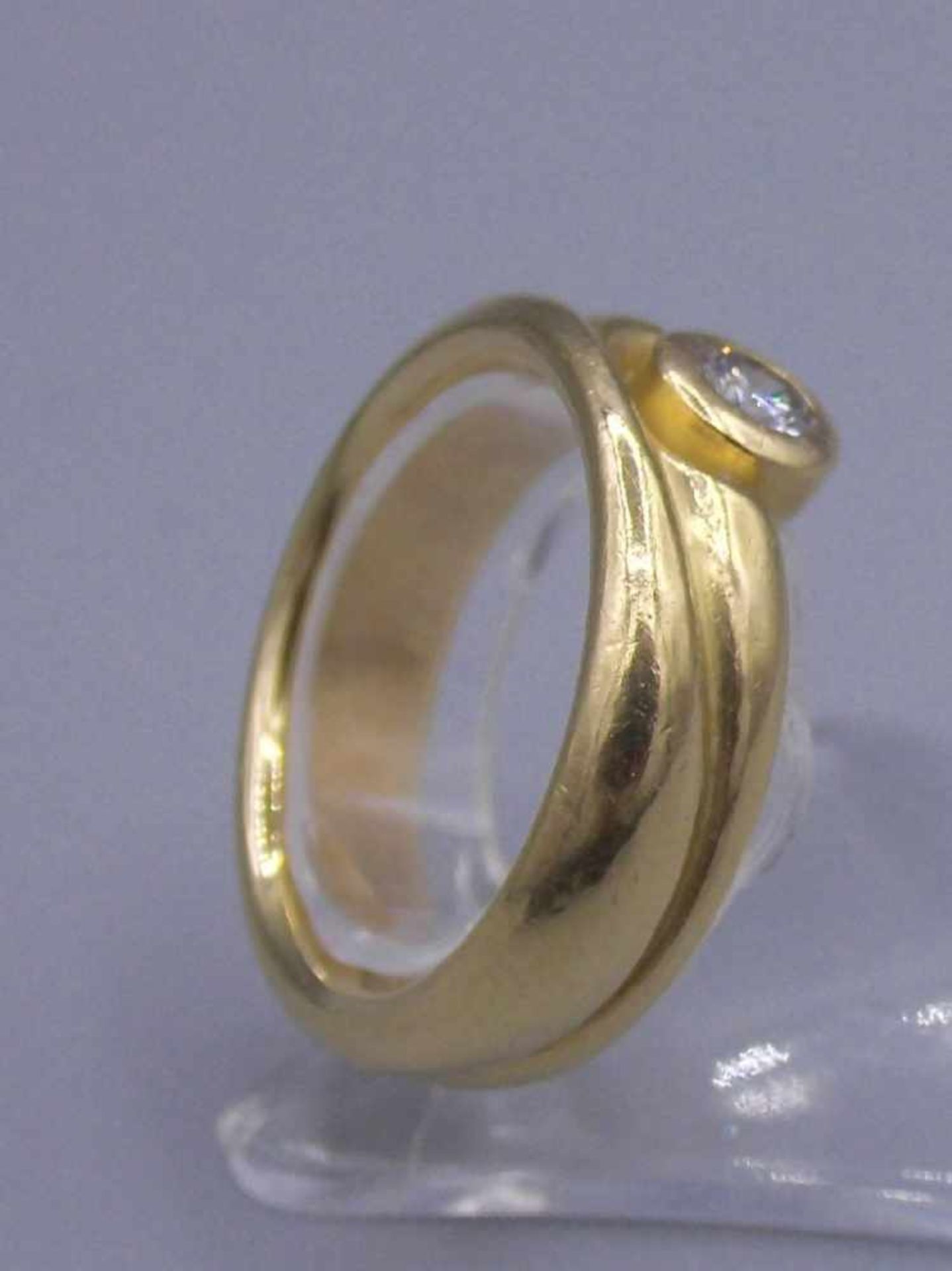 RING, 750er Gelbgold (12,15 g), besetzt mit einem Brillanten von ca. 0,2 ct.; Ring-Gr. 55/56. - Bild 3 aus 4