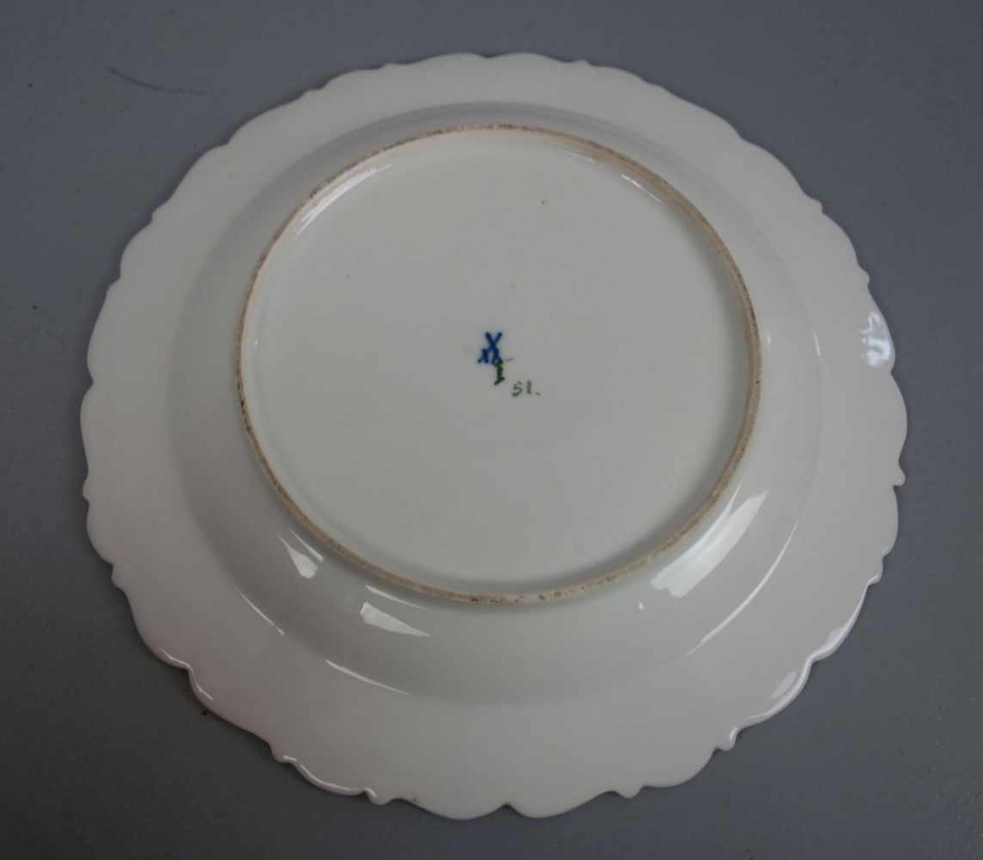TELLER / plate, Porzellan, Manufaktur Meissen, unterglasurblaue Schwertermarke, Marke 1860-1924 ( - Bild 3 aus 3
