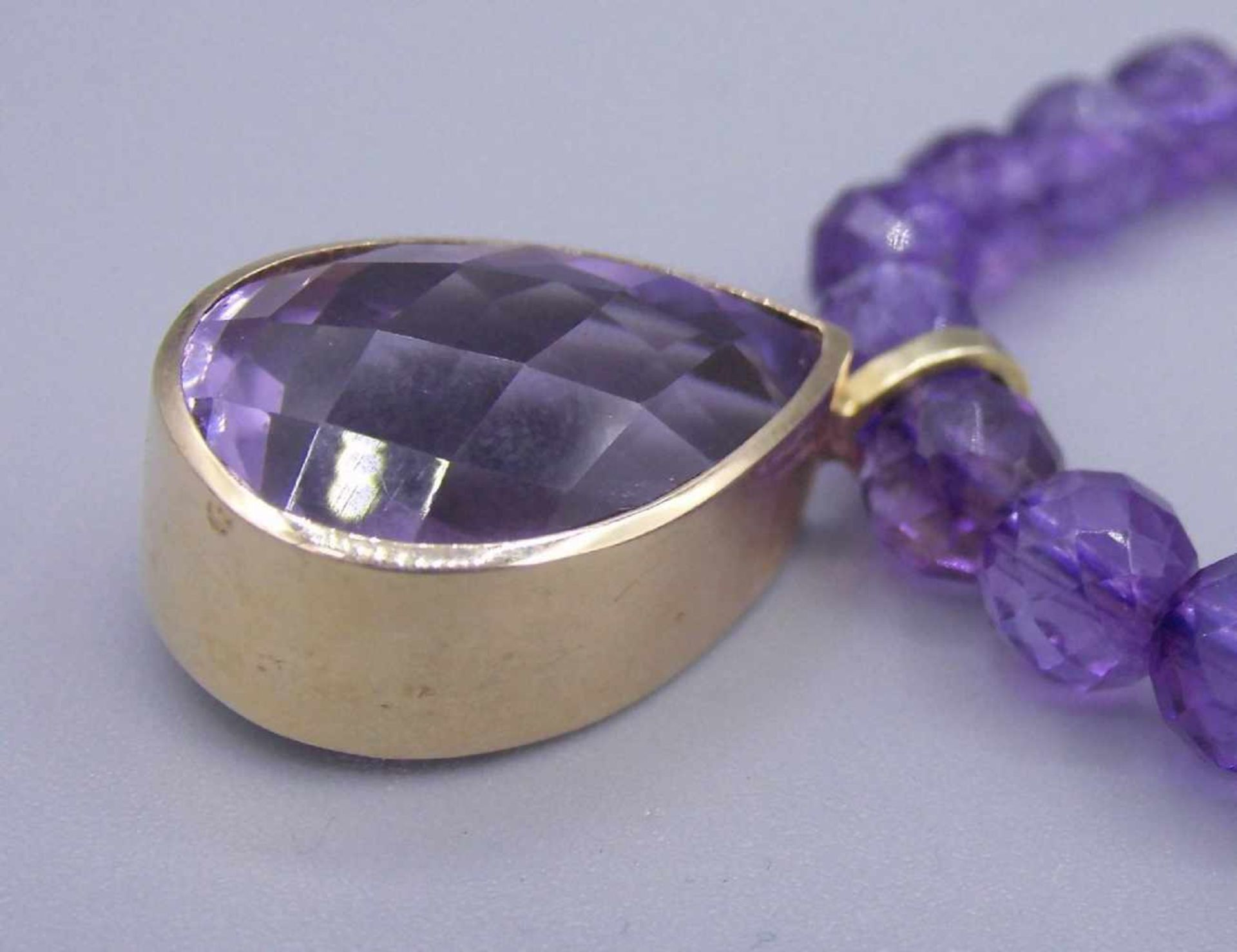 AMETHYSTKETTE MIT ANHÄNER / necklace and pendant, facettiert geschliffene Kugeln, Ringverschluss aus - Bild 3 aus 4