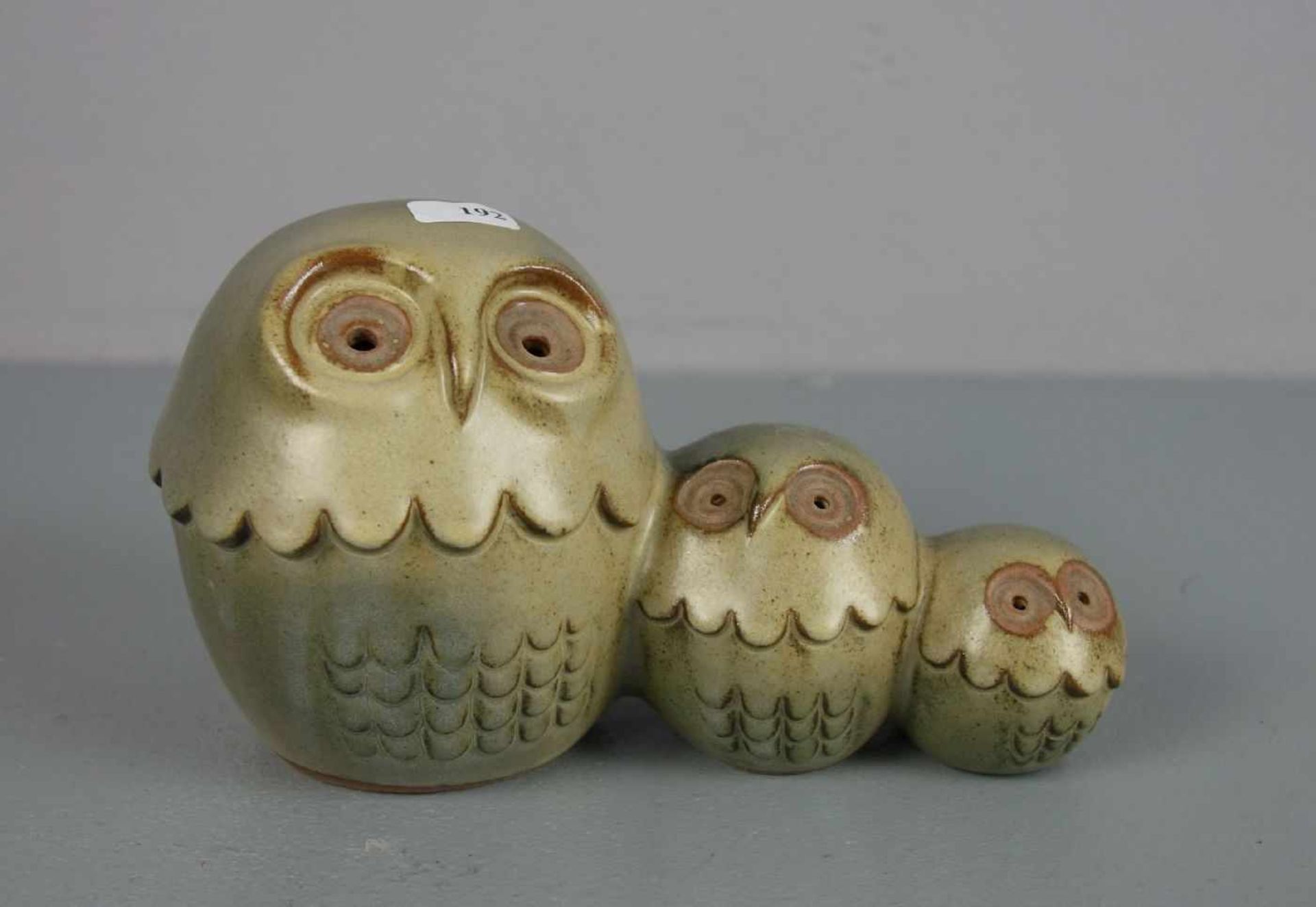 FIGURENGRUPPE: "Drei Eulen / Eulenfamilie"/ three pottery owls, Mitte 20. Jh., ungemarkt, Steinzeug,