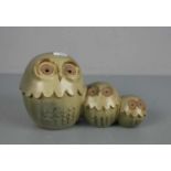 FIGURENGRUPPE: "Drei Eulen / Eulenfamilie"/ three pottery owls, Mitte 20. Jh., ungemarkt, Steinzeug,