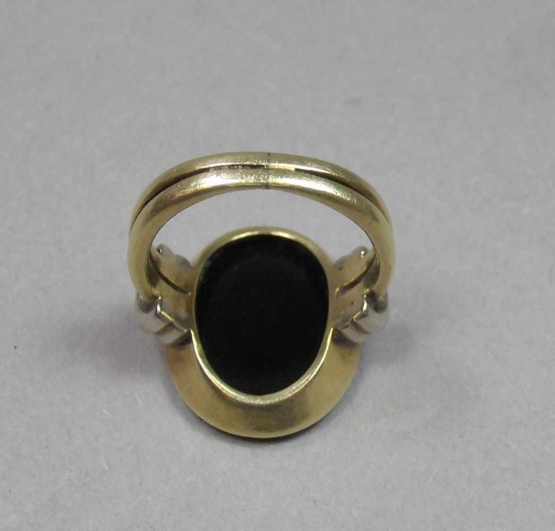 RING / SIEGELRING, 585er Gelbgoldfassung (8,5 g), besetzt mit einem blau-grauen, oval - Bild 4 aus 5