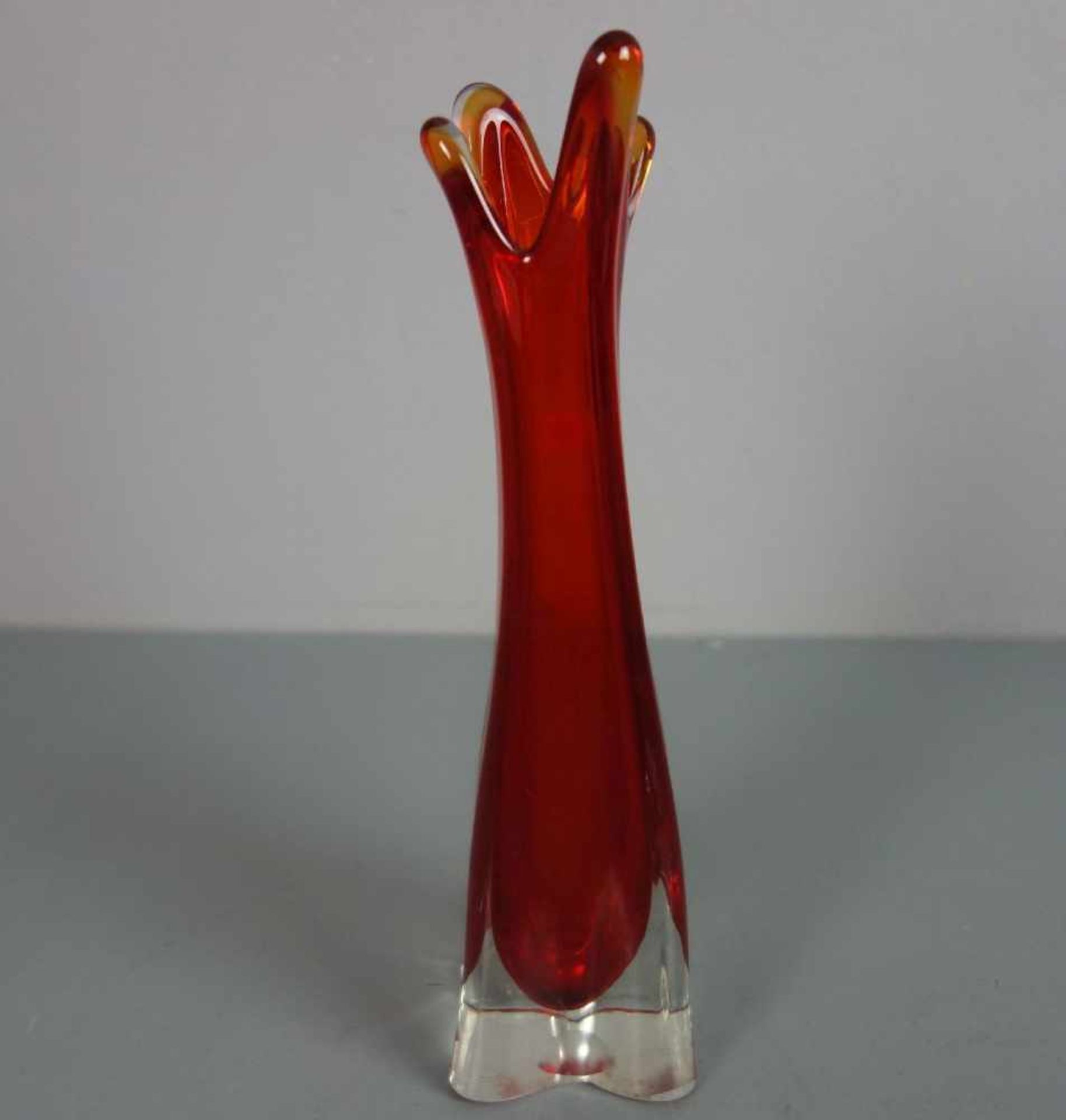 MURANO - GLASVASE, Klarglas, rot unterfangen, Mitte 20. Jh.; vierpassige Form mit konischer - Image 3 of 3