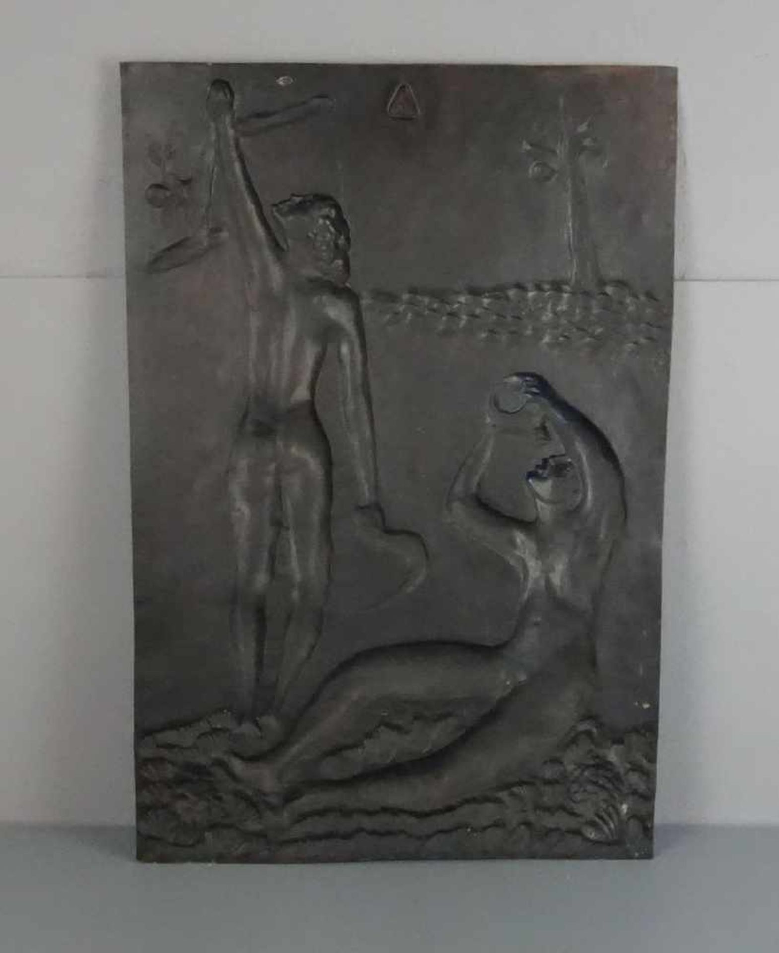 KUPFERRELIEF: "Archaische Szene / Bacchanten", Mitte 20. Jh., getriebenes Kupferblech, partiell - Bild 2 aus 2