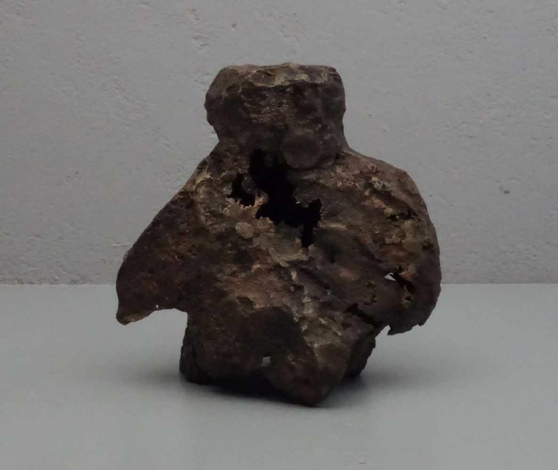 TIER - BILDHAUER / ANIMALIER des 20./21. Jh.: Skulptur / sculpture: "Eule", Bronze, hellbraun - Bild 3 aus 4