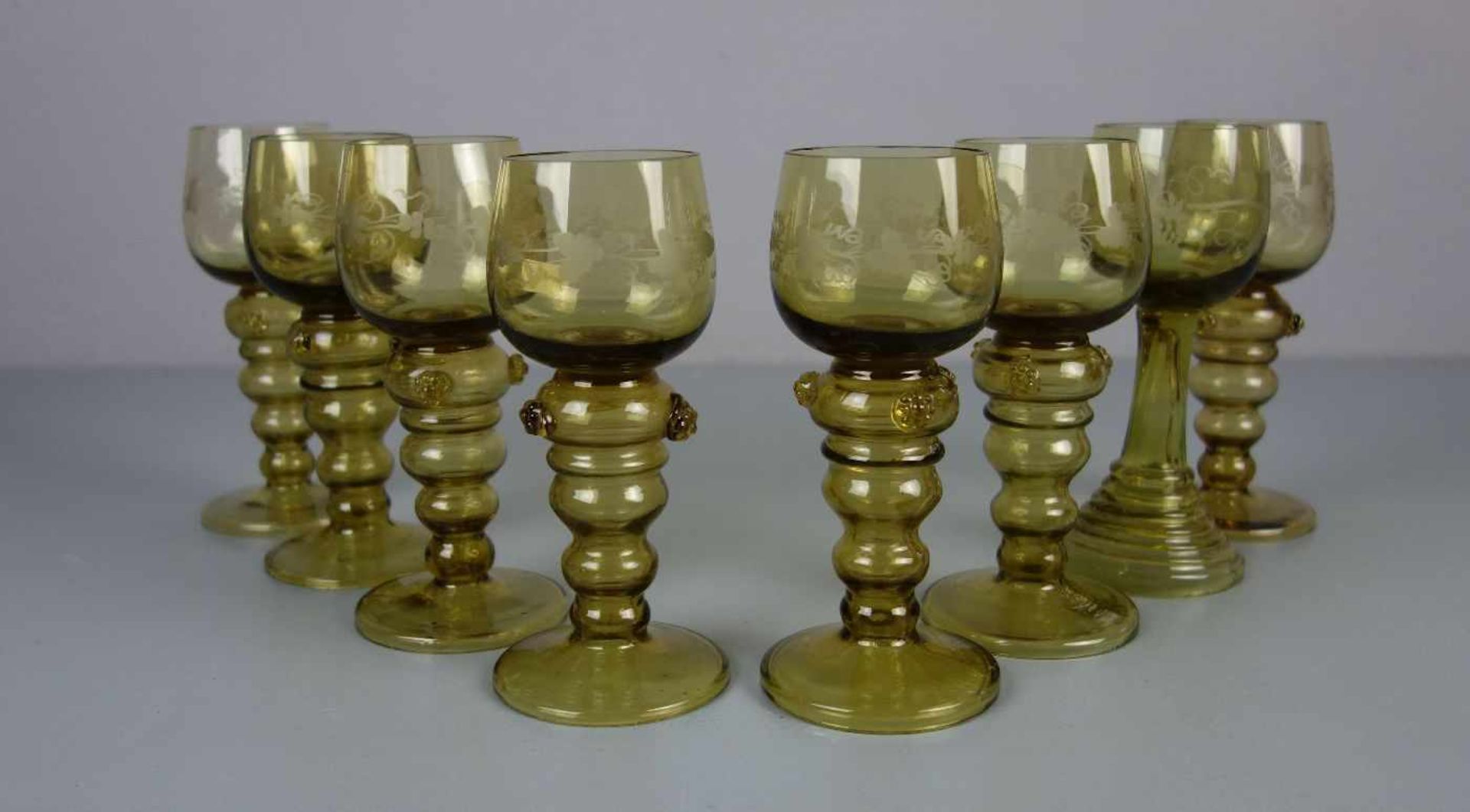 8 RÖMER / wine glasses, wohl 1. H. 20. Jh., gearbeitet nach historischem Vorbild, grünes Glas mit