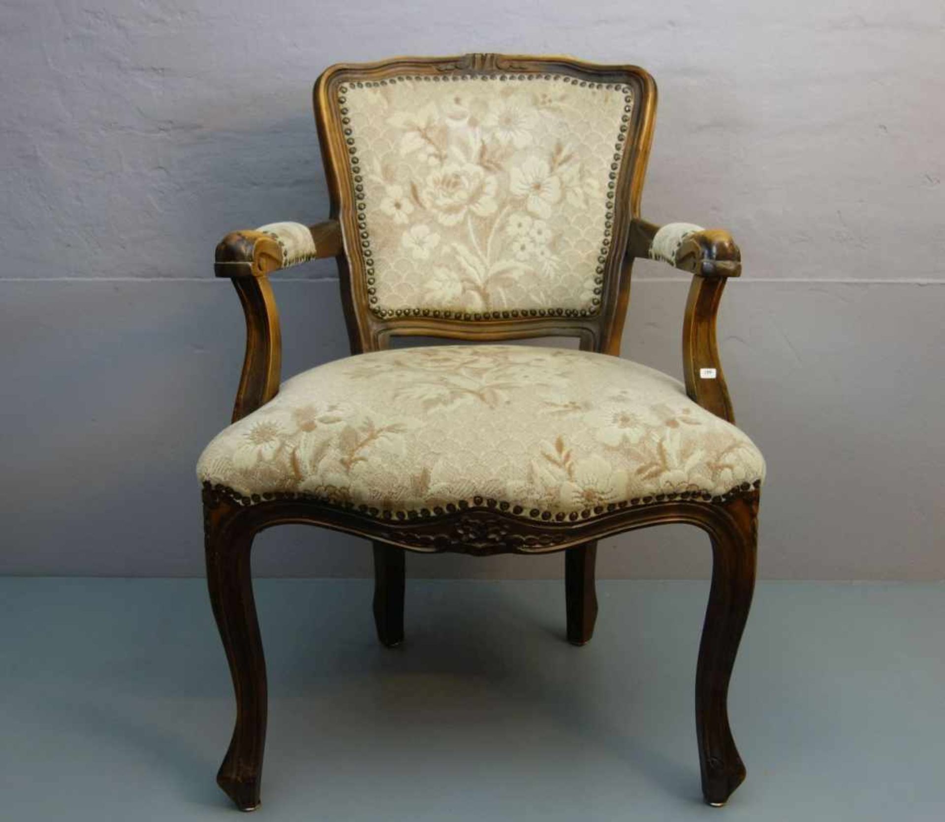 LOUIS PHILIPPE - ARMLEHNSESSEL / armchair, Nussbaum, Mitte 20. Jh.; geschweifter trapezförmiger Sitz