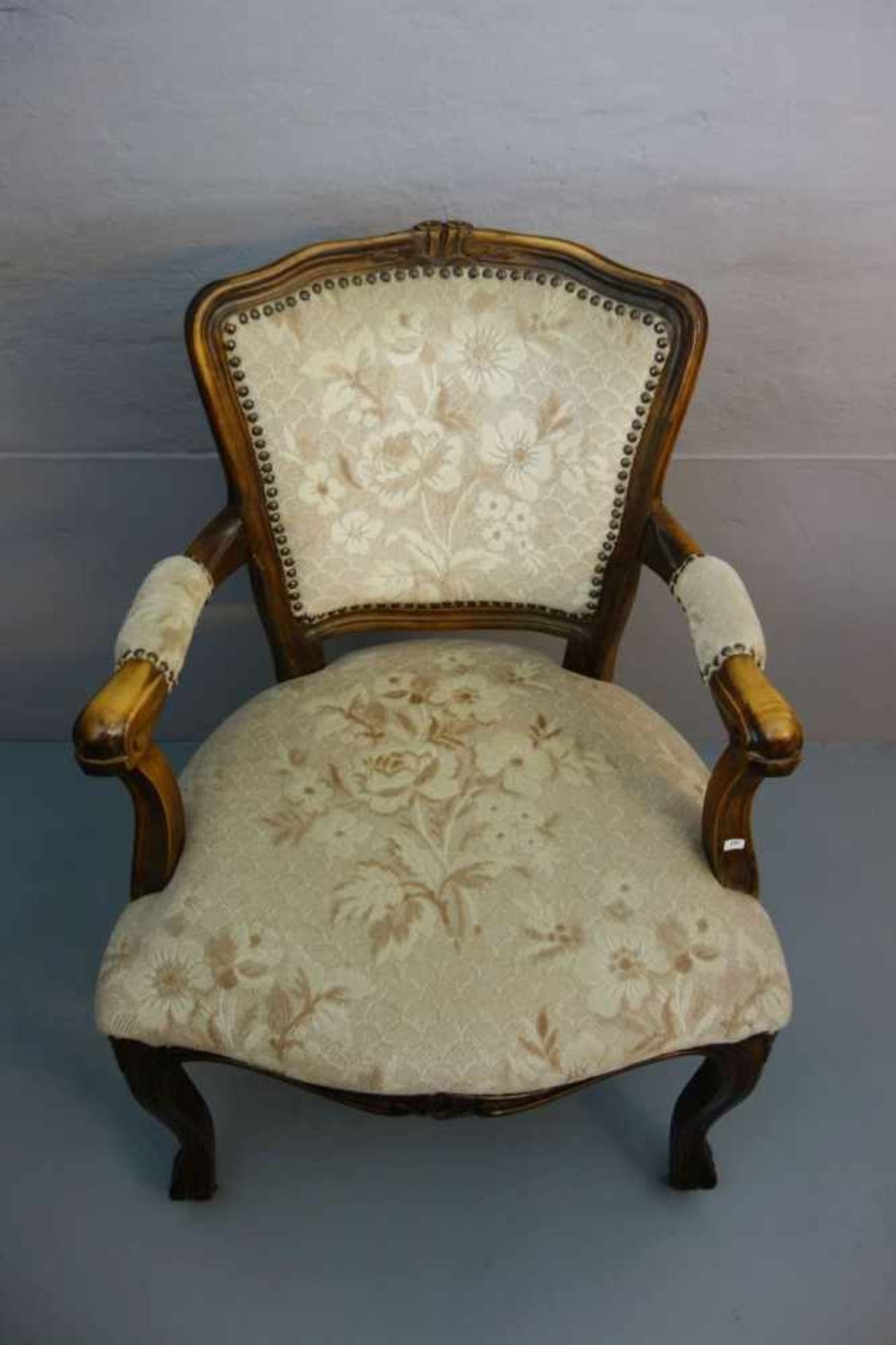 LOUIS PHILIPPE - ARMLEHNSESSEL / armchair, Nussbaum, Mitte 20. Jh.; geschweifter trapezförmiger Sitz - Image 4 of 4