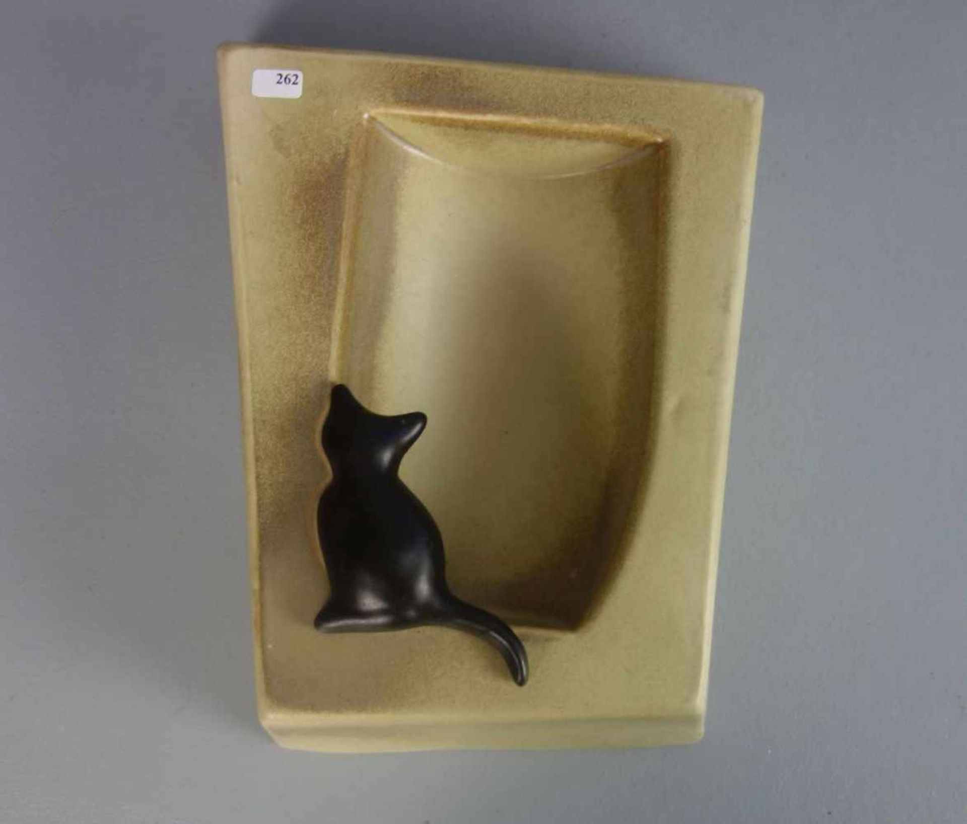 KERAMIK - RELIEF / WANDOBJEKT MIT KATZE / ceramic object, Keramik, heller Scherben, leicht grünlich,