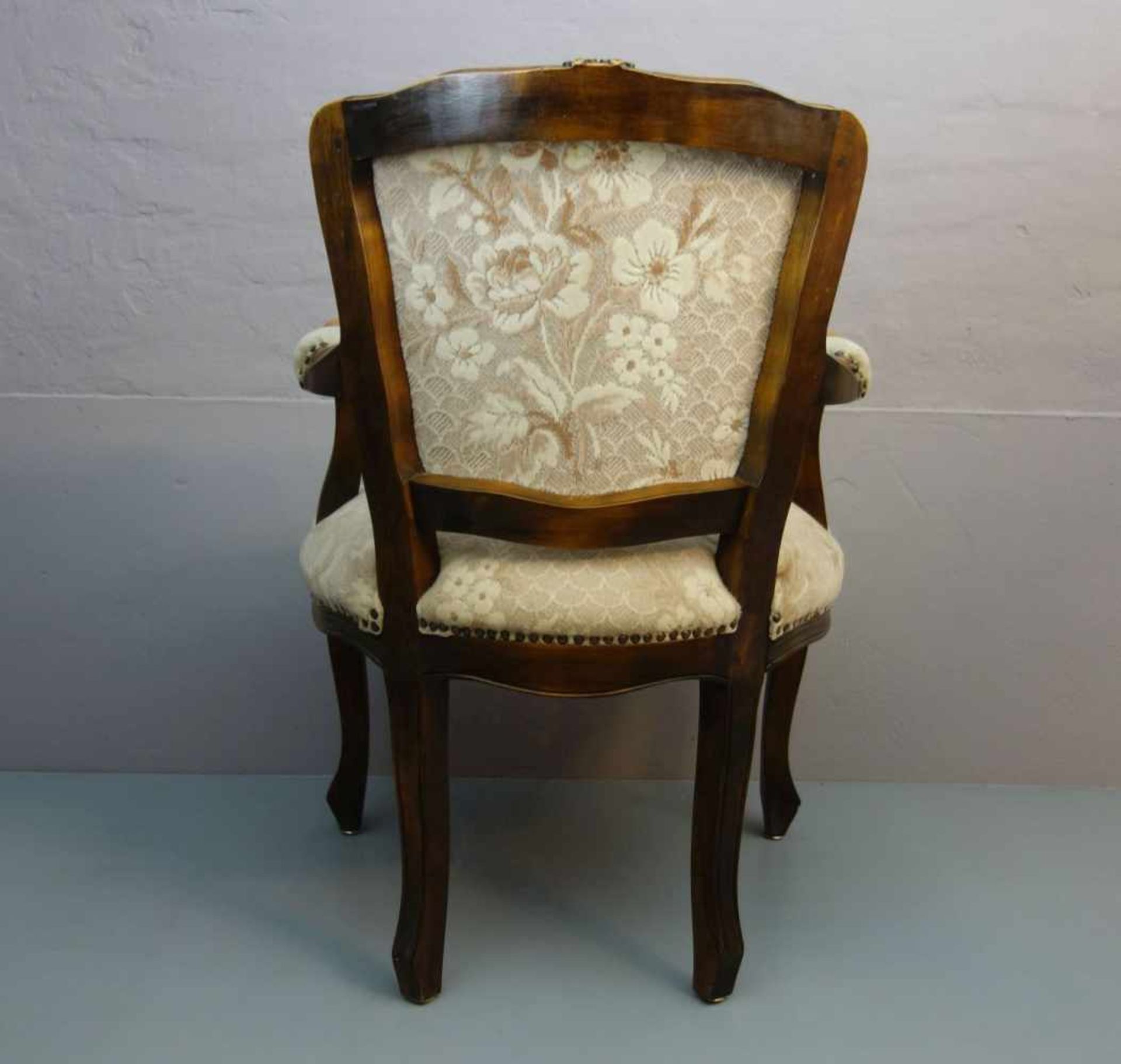 LOUIS PHILIPPE - ARMLEHNSESSEL / armchair, Nussbaum, Mitte 20. Jh.; geschweifter trapezförmiger Sitz - Bild 3 aus 4