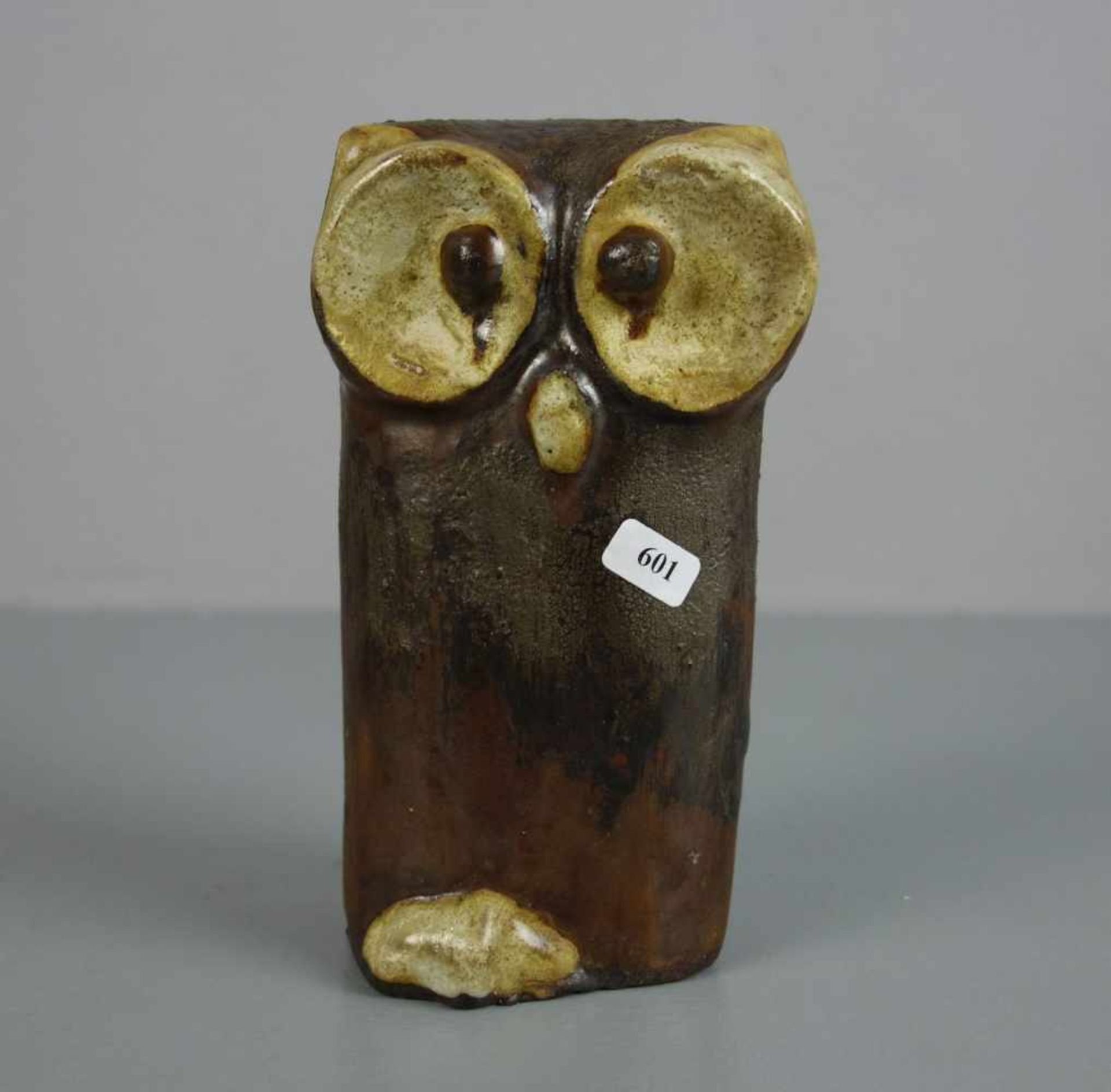 KÜNSTLERKERAMIK / SKULPTUR: "Eule" / owl pottery sculpture, Mitte 20. Jh., Studiokeramik, rotbrauner