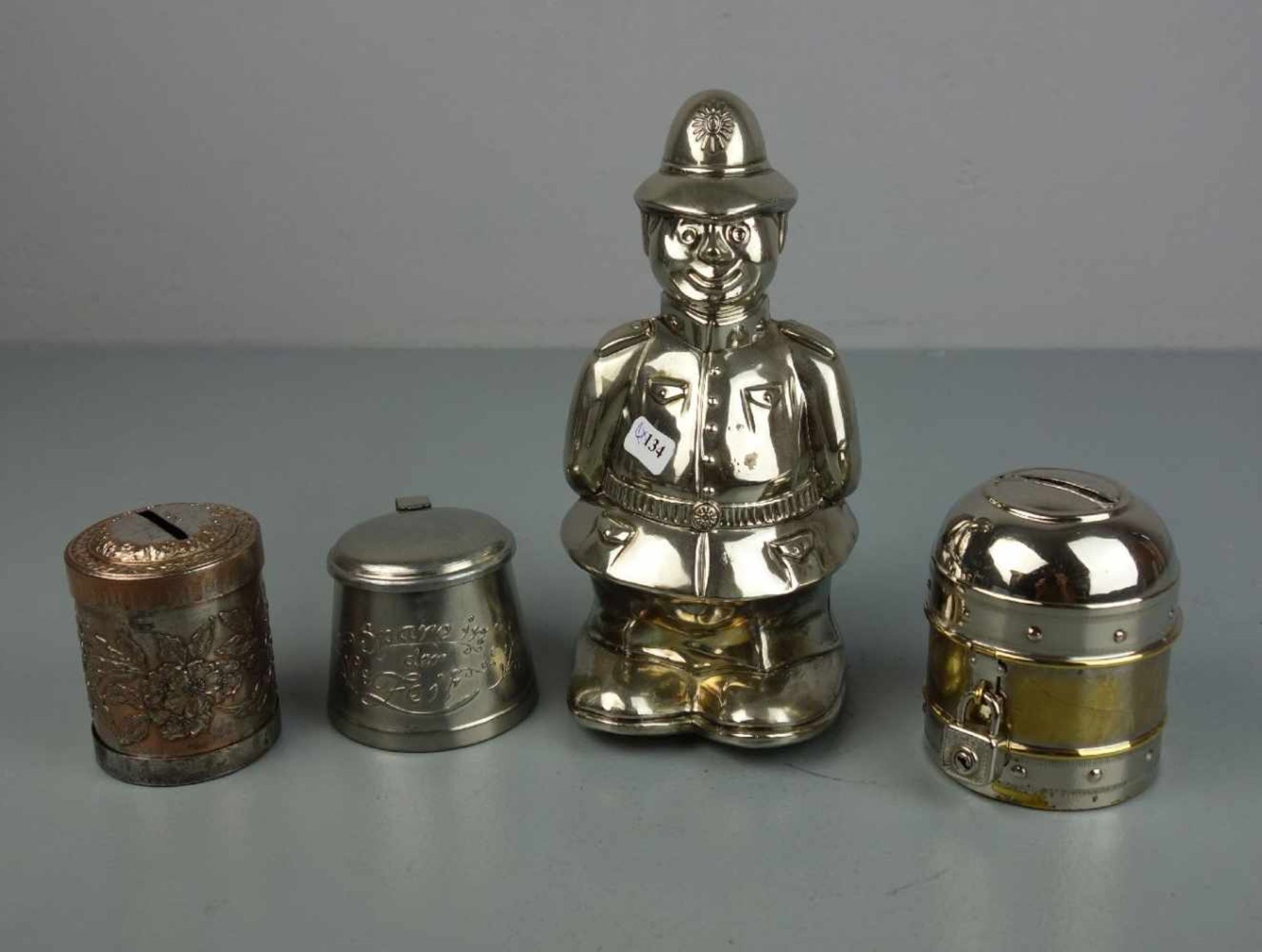 KONVOLUT SPARDOSEN / SPARBÜCHSEN - 4 STÜCK / six money boxes, 20. Jh., silberfarbenes Metall.