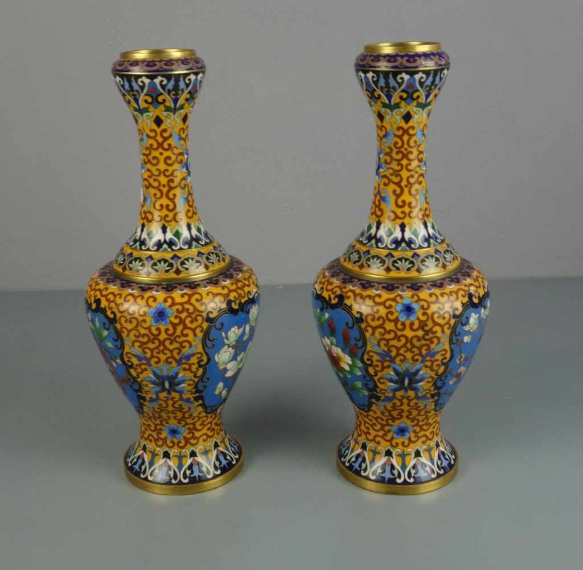 PAAR CLOISSONNÉ - VASEN / pair of vases, Balusterform mit chinoisem Dekor. Rundstand, eingezogene - Bild 4 aus 5