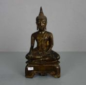 BRONZESKULPTUR: "Buddha", Bronze mit Spuren von Feuervergoldung. Sitzender Buddha im Lotussitz mit