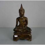 BRONZESKULPTUR: "Buddha", Bronze mit Spuren von Feuervergoldung. Sitzender Buddha im Lotussitz mit