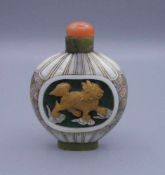 SNUFF-BOTTLE / SCHNUPFTABAK-BEHÄLTER / TABAK-GEFÄSS, China, ungemarkt, polychromer Stein und