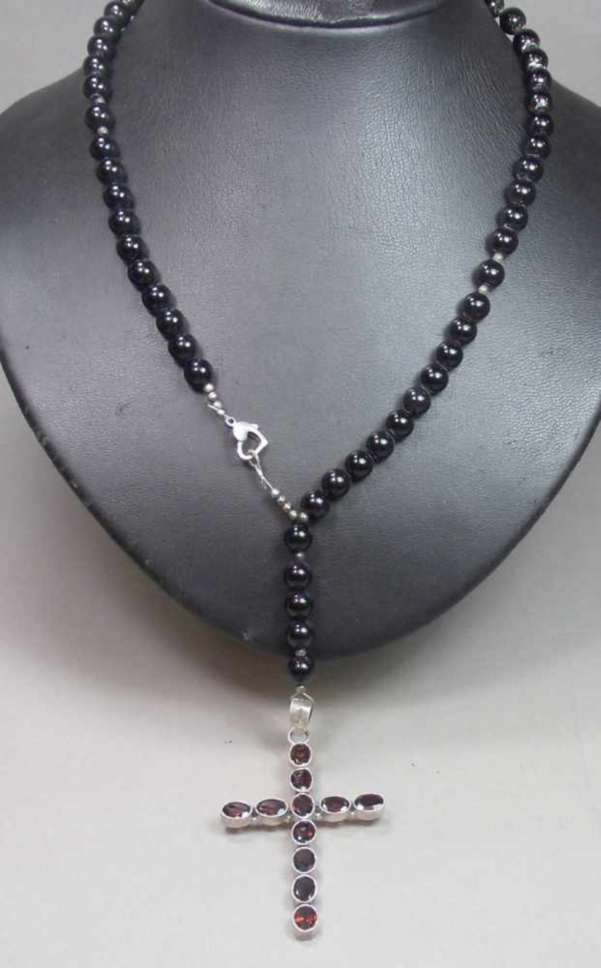 KETTE MIT KREUZANHÄNGER / necklace with pendant, Kette aus Onyxkugeln, Anhänger in 925er