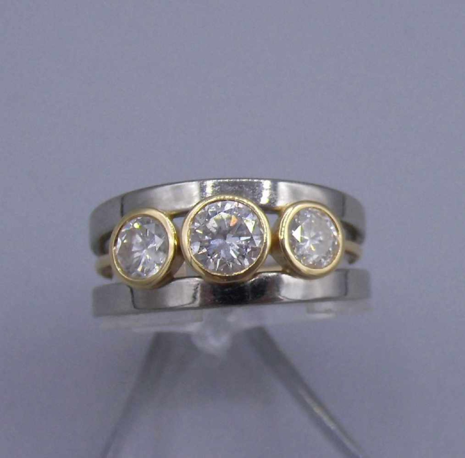 MODERNER RING, besetzt mit 3 Brillanten von 0,5 ct. und zweimal 0,25 ct. in 750er Weissgoldfassung - Bild 2 aus 5