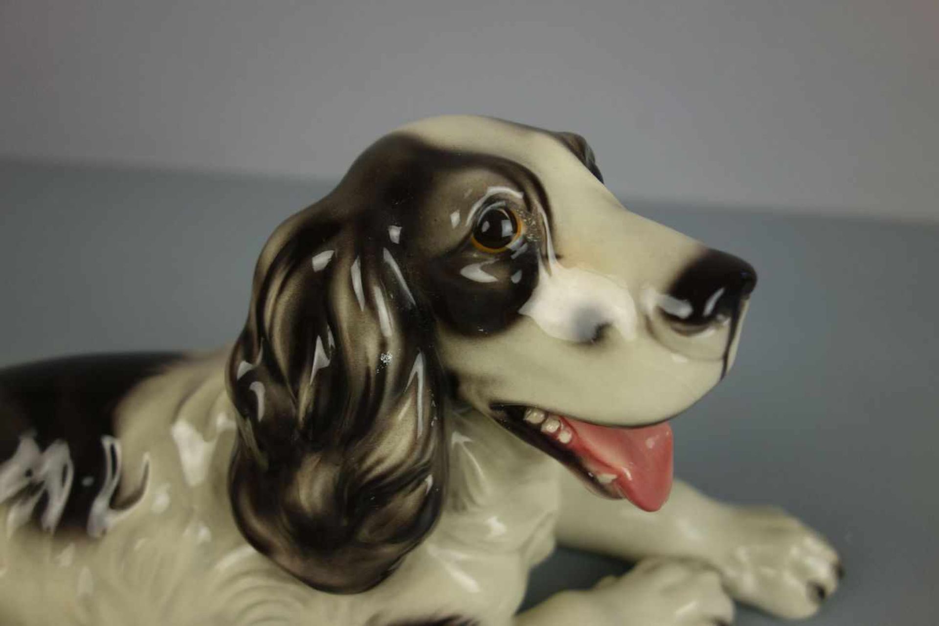 FIGUR: "Cocker Spaniel", Feinsteinzeug mit Unterglasurstaffage. Bodenmarke Steffel Fayencen, Wien, - Bild 2 aus 6