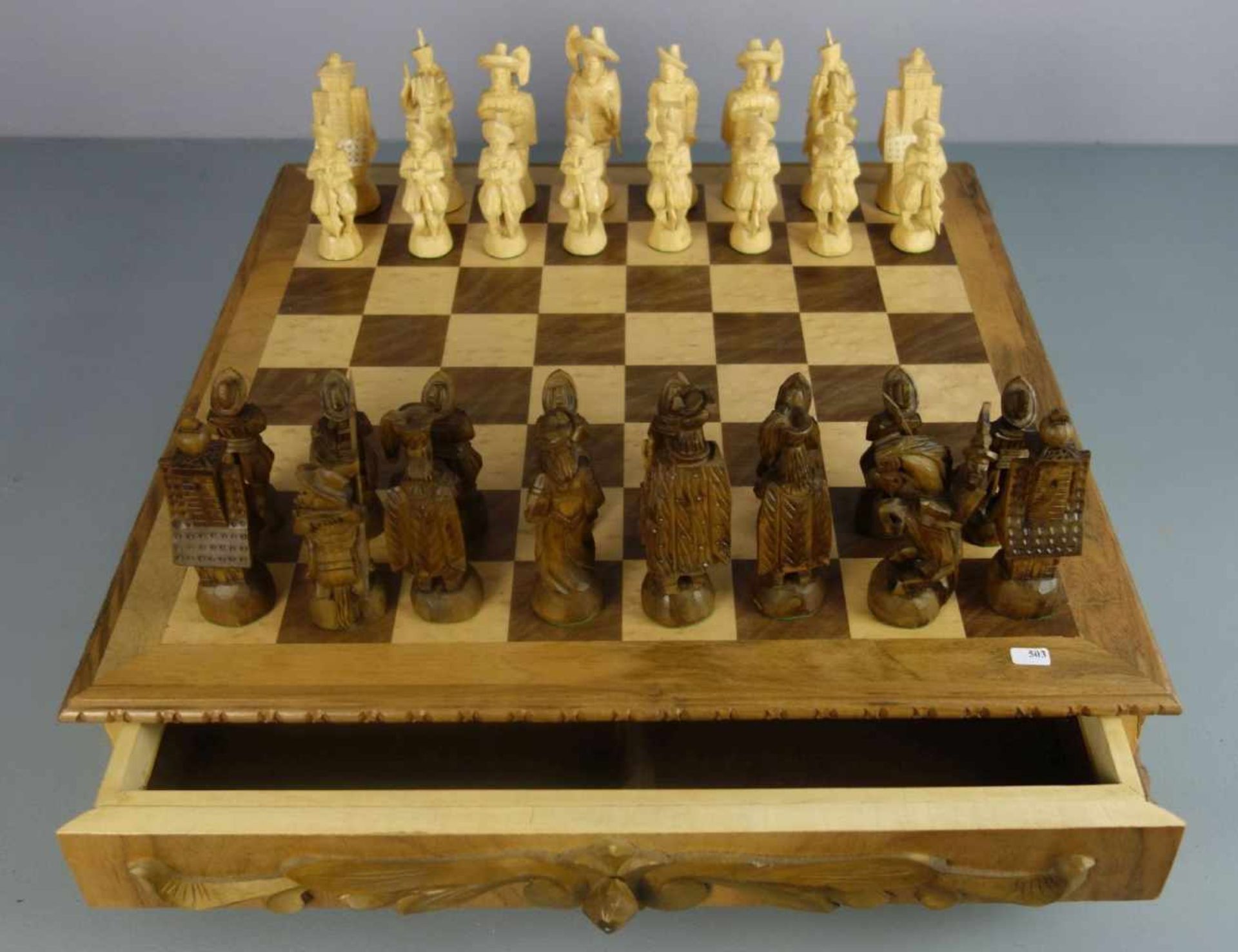 SCHACHSPIEL / chess game, Holz, geschnitzt, 2. Hälfte 20. Jh.; Spielfeld aus Nussbaum und - Bild 2 aus 6