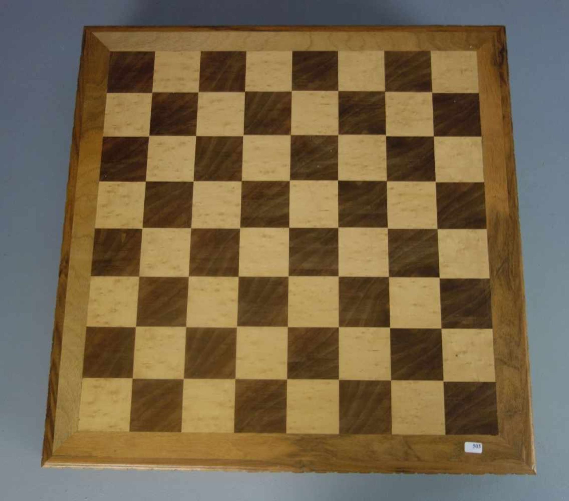 SCHACHSPIEL / chess game, Holz, geschnitzt, 2. Hälfte 20. Jh.; Spielfeld aus Nussbaum und - Bild 6 aus 6