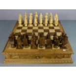 SCHACHSPIEL / chess game, Holz, geschnitzt, 2. Hälfte 20. Jh.; Spielfeld aus Nussbaum und
