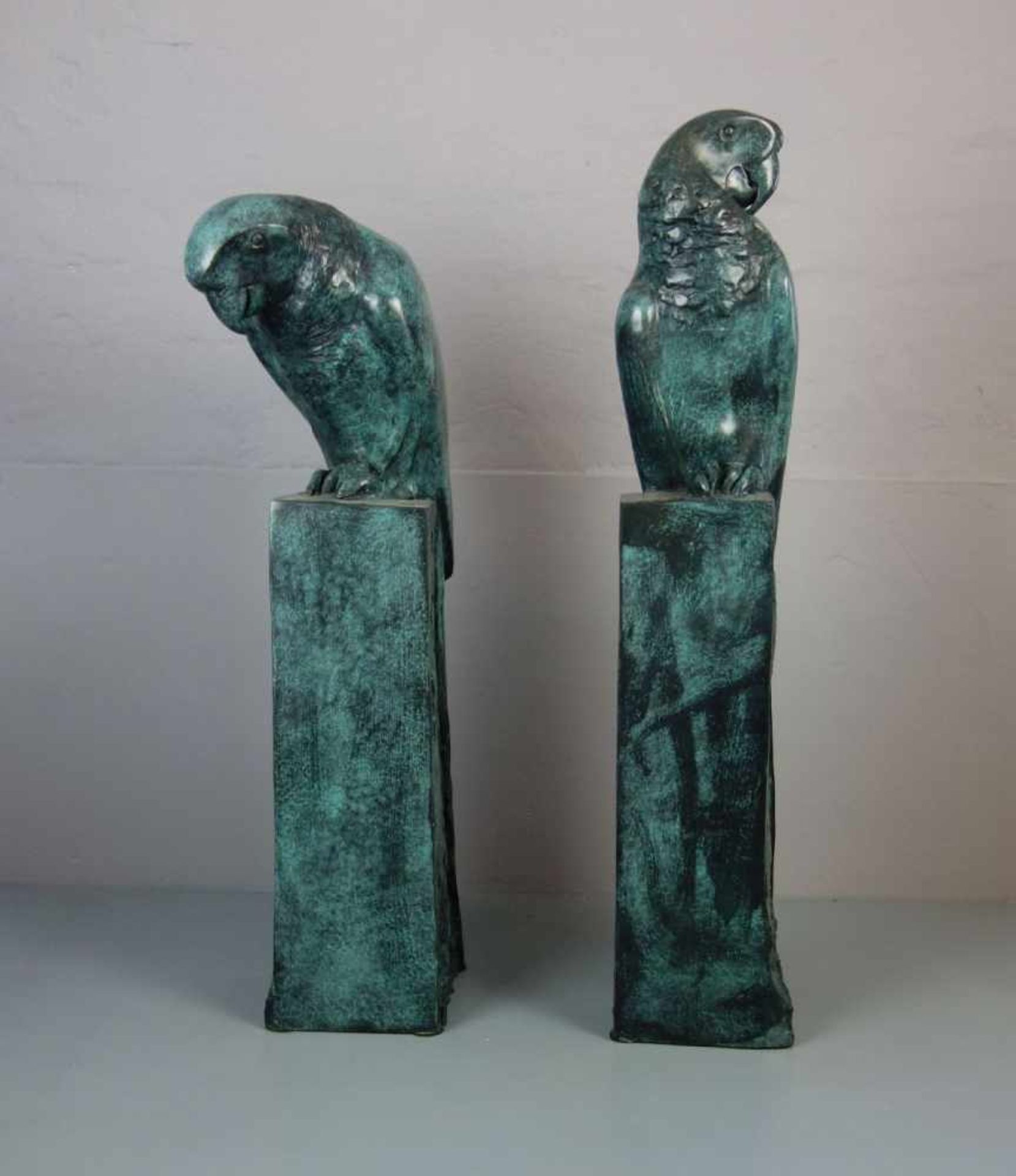 ANONYMUS (Bildhauer / Animalier des 20. Jh.), Skulpturenpaar / sculptures: "Papageien / Aras", - Bild 2 aus 4