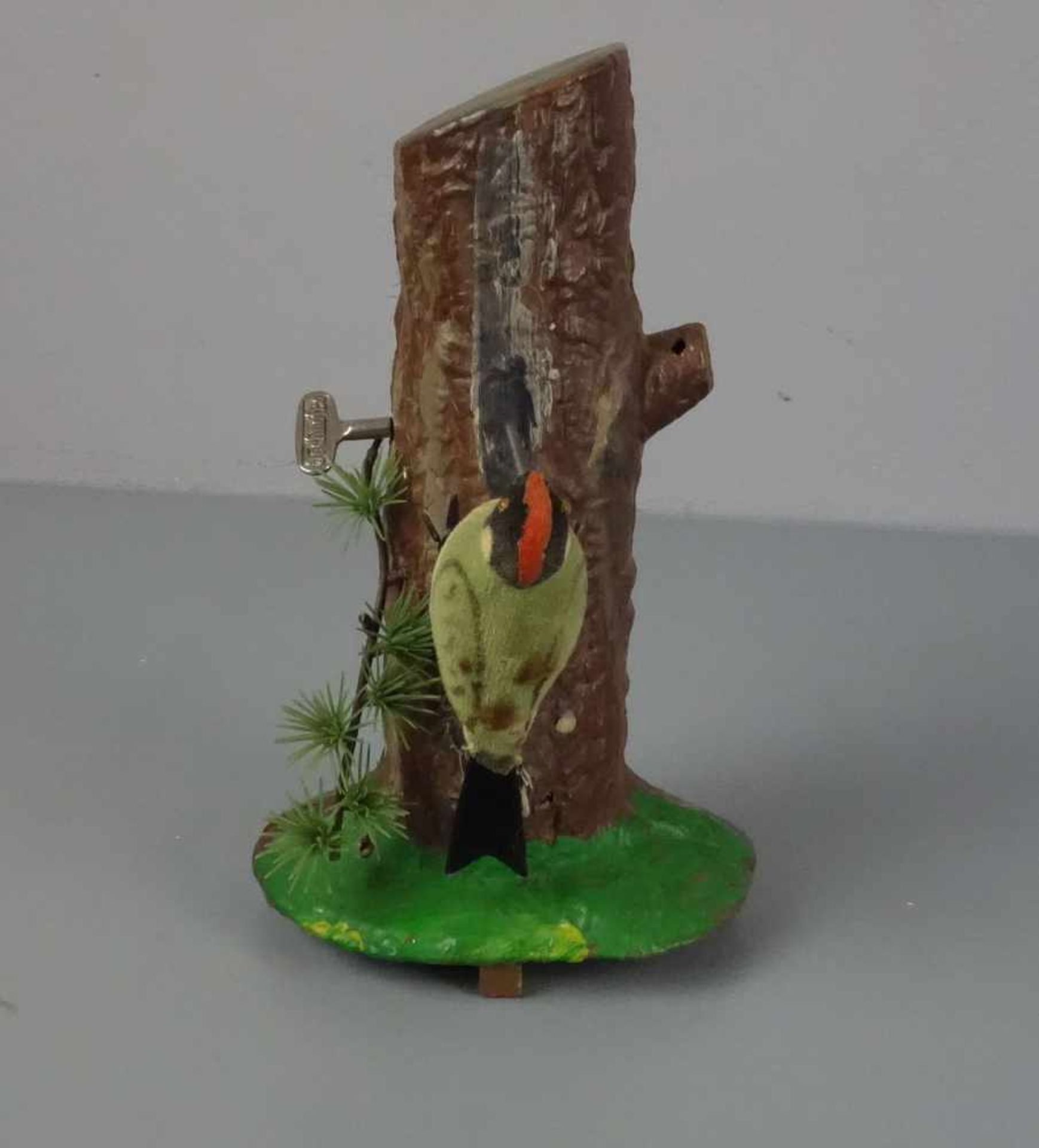 SPIELZEUG: Specht an einem Baumstamm / toy woodpecker, Mitte 20. Jh., Manufaktur Carl Max, - Bild 3 aus 3