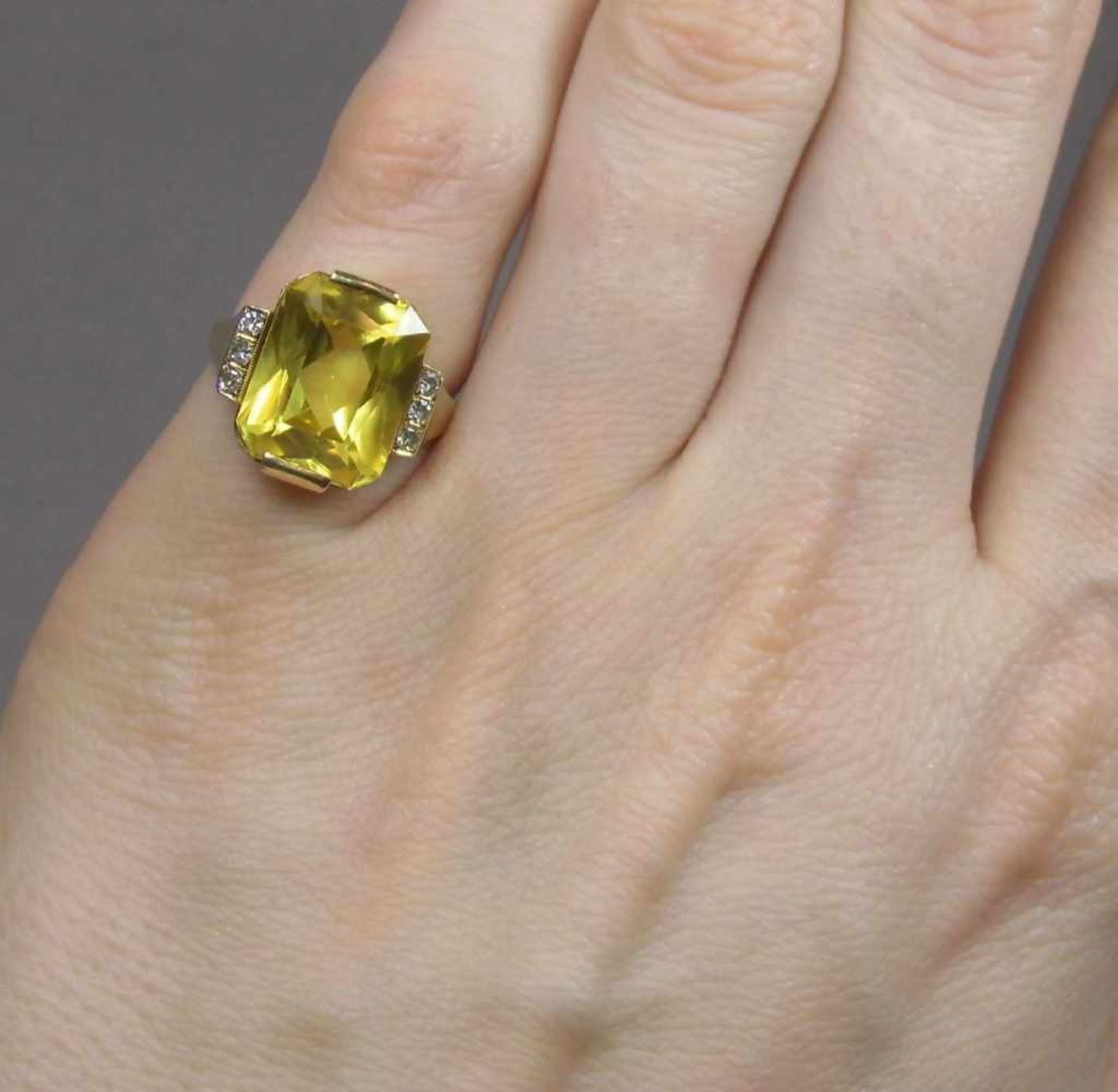 RING MIT CITRIN in 585er Gelbgoldfassung (4,7 g), besetzt mit einem großen geschliffenen Citrin ( - Bild 4 aus 4