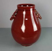 CHINESISCHE SANG DE BOEUF - VASE, späte Qing-Dynastie, um 1900. Rundstand, gebauchte Wandung mit