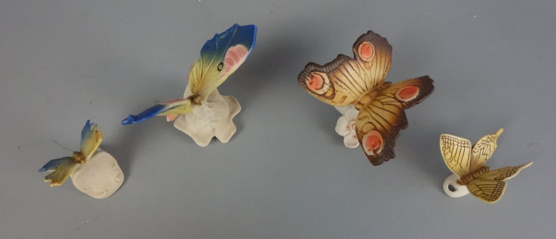 VIERTEILIGES KONVOLUT SCHMETTERINGE / butterflies, Biskuitporzellan, 2. Hälfte 20. Jh., Ens - Bild 2 aus 4