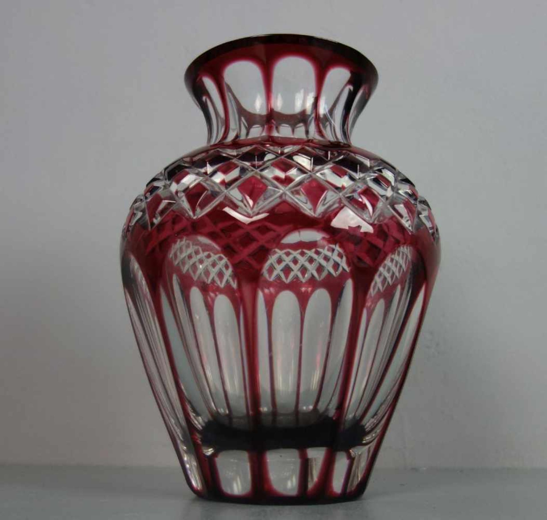 VASE, Bleikristall, rot lasiert, Mitte 20. Jh.; Balusterform mit geschliffenem Dekor, unter dem - Bild 2 aus 4