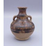 KLEINER KRUG, China, Keramik, heller Scherben, partiell braun glasiert. Gebauchte Form mit
