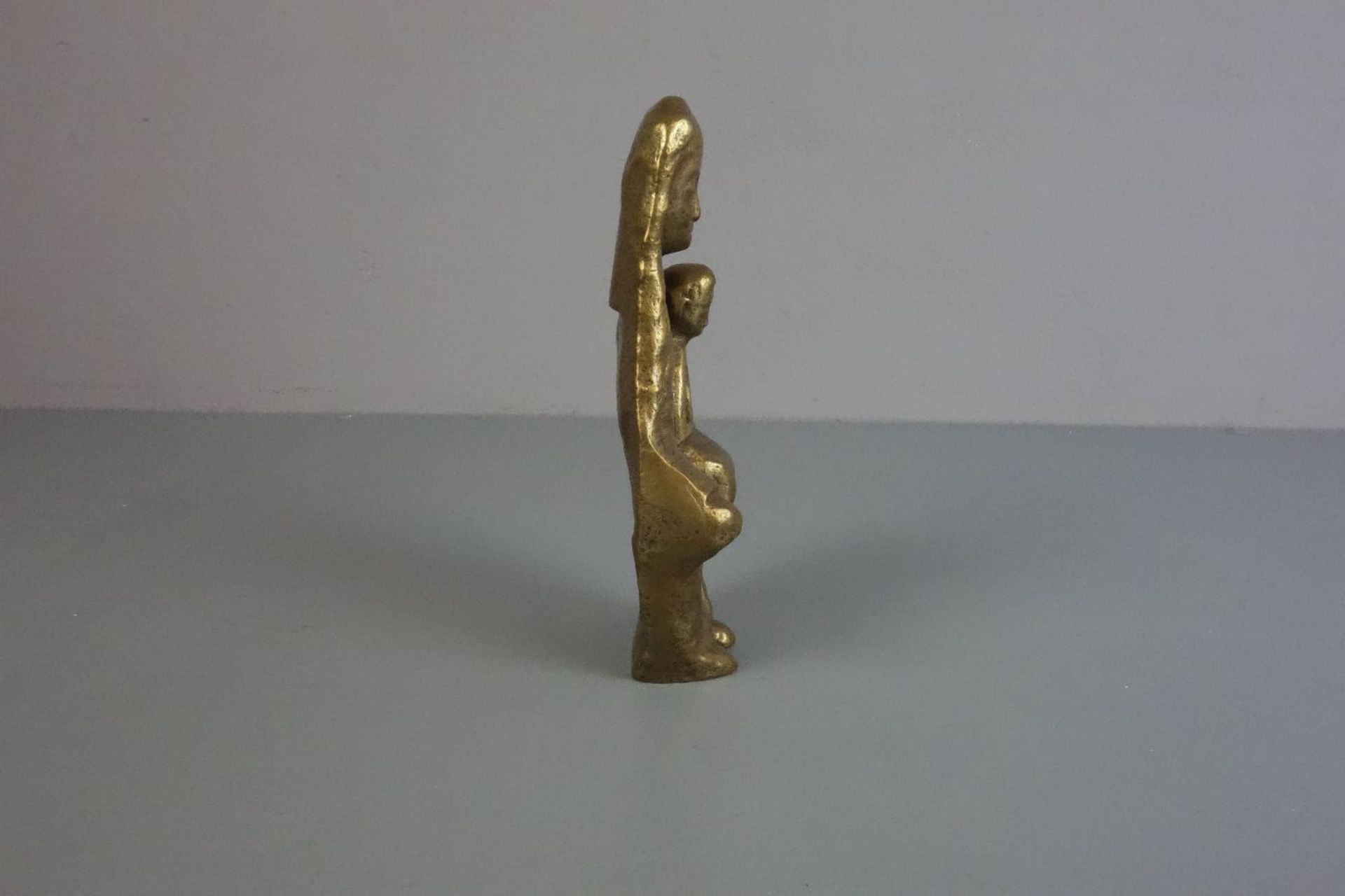 BILDHAUER DES 20. JH., Skulptur / sculpture: "Madonna mit Kind / Maria mit Kind", Bronze, helle - Bild 4 aus 4