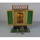 "HAUSALTAR" / MINIATURALTAR. Zweiflügeliger Altar mit durchbrochener neugotischer Bekrönung; Mensa