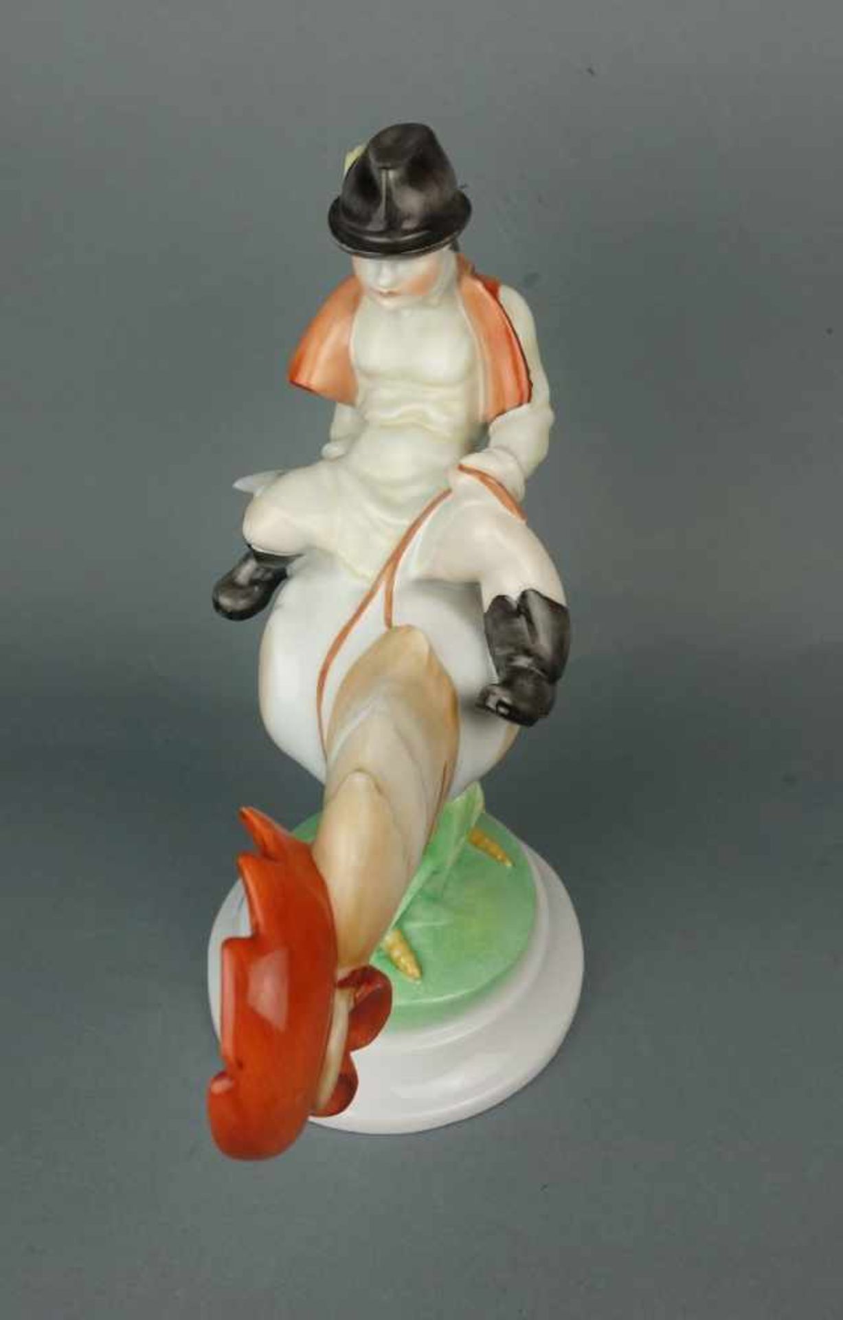 PORZELLANFIGUR / porcelain figure: "Hahnreiter", Manufaktur Herend / Ungarn, Modellnummer 5457. - Bild 3 aus 7