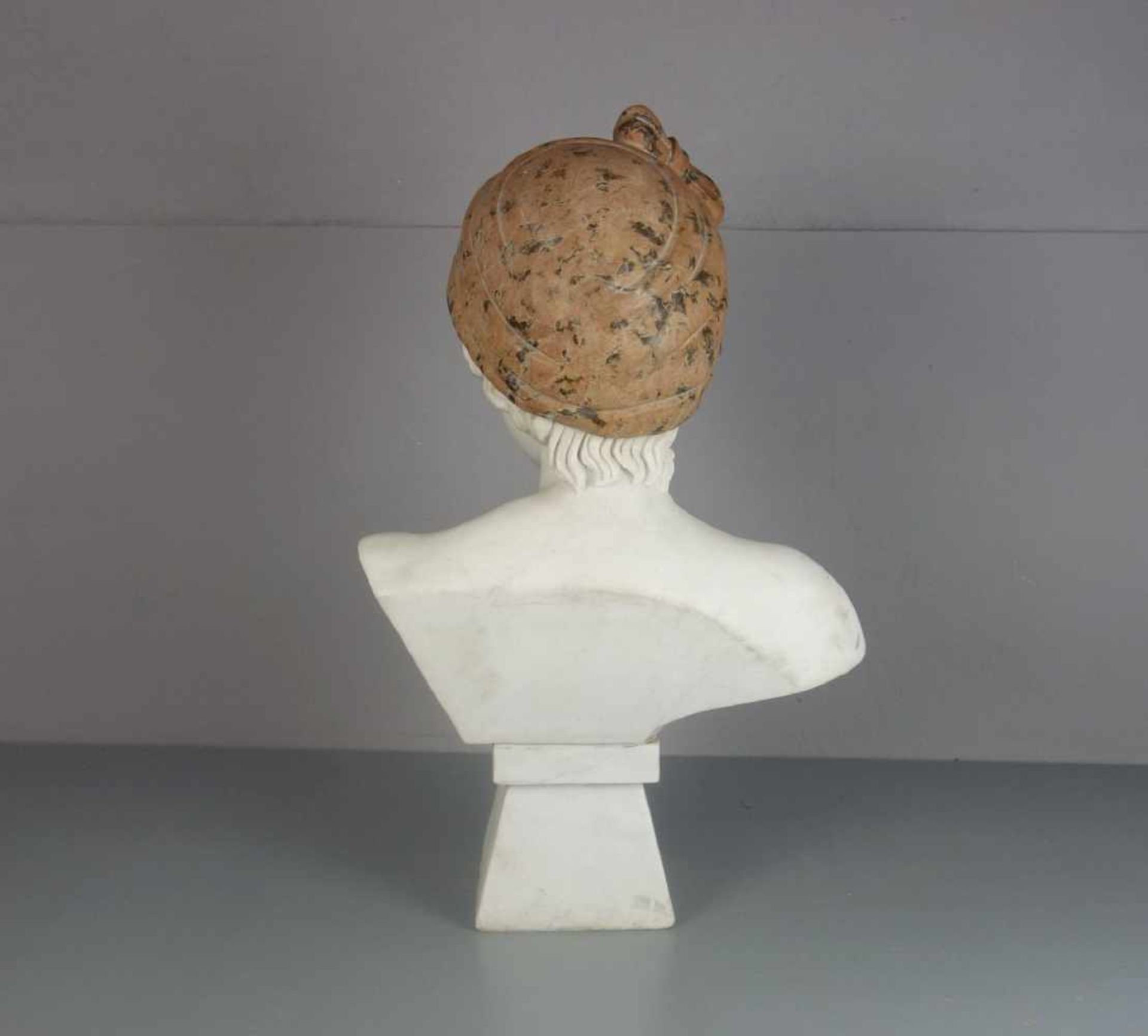 BILDHAUER DES 20. JH., Skulptur / alabaster and marble sculpture: "Büste einer Orientalin", - Bild 3 aus 4
