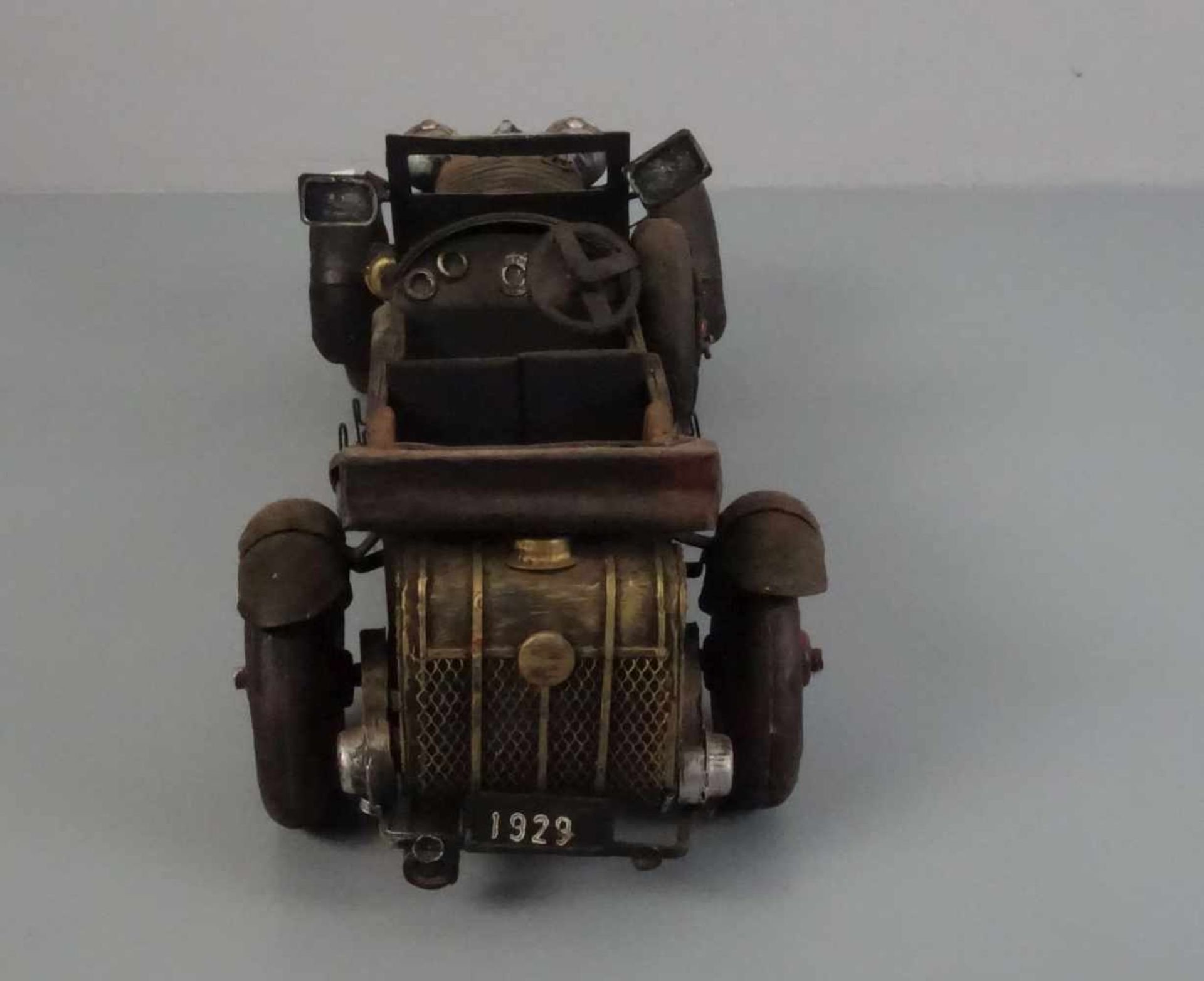 BLECHSPIELZEUG / MODELLAUTO "Oldtimer" / tin toy car, Eisenblech, teils durchbrochen gearbeitet - Bild 4 aus 5
