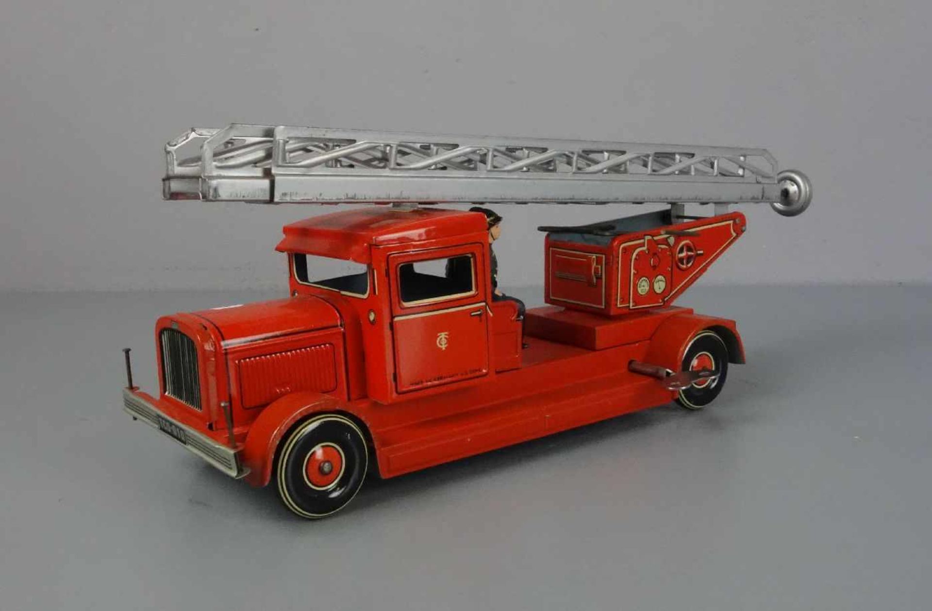 BLECHSPIELZEUG / SPIELZEUGAUTO : Feuerwehrauto mit Drehleiter - TCO-010 / tin toy fire car, 1950er - Bild 2 aus 4