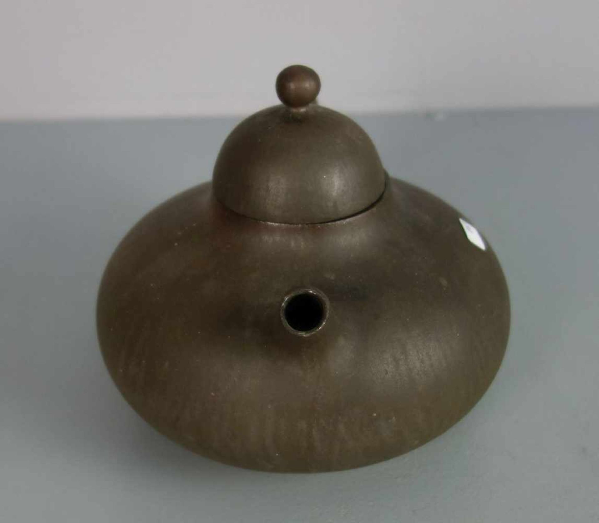 PHILIPPI, MARIA (Hamburg 1927-2004 Bad Krozingen): Teekanne / tea pot, monogrammiert "MP" und - Bild 2 aus 4