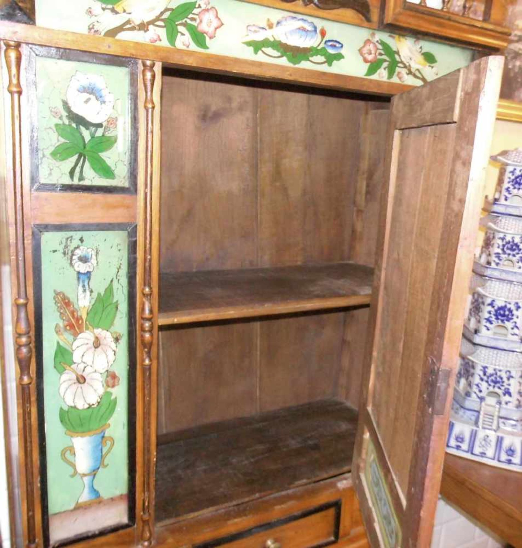 SCHRANK MIT HINTERGLASMALEREI und ebonisierten Partien / cupboard, Bali, 1. Hälfte 20. Jh.. - Bild 4 aus 6